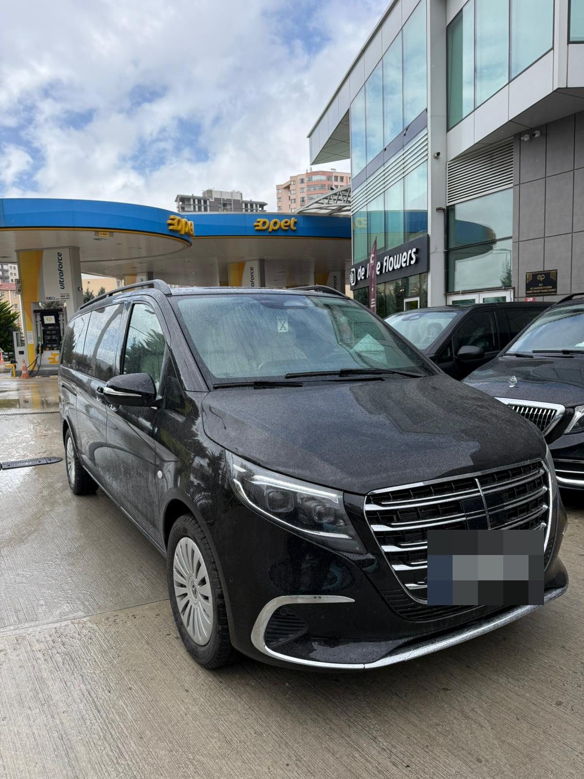 Black Mercedes Vito VIP, three-quarter view