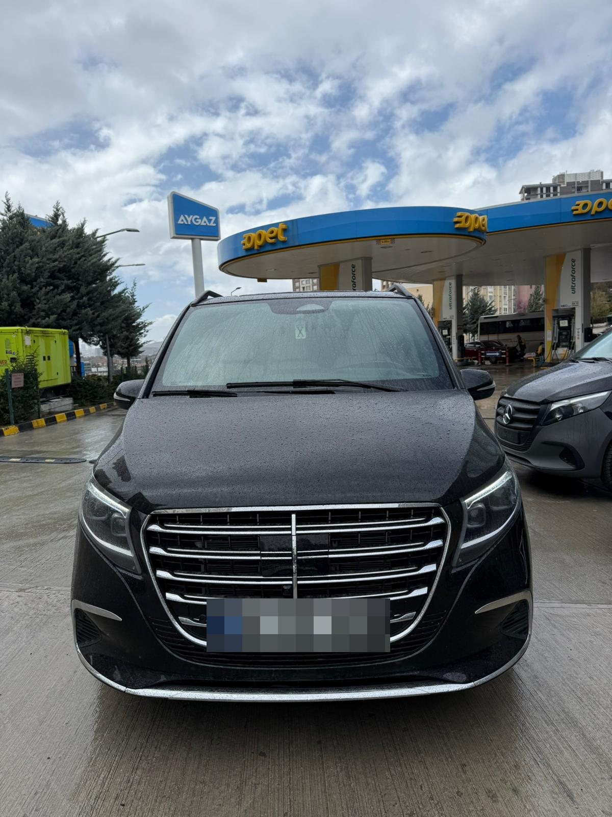 Black Mercedes Vito VIP, front view